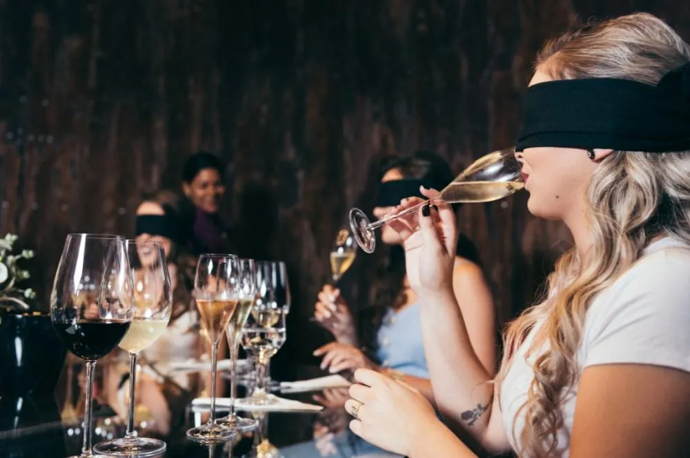 O que é uma degustação de vinhos às cegas e quais suas etapas?