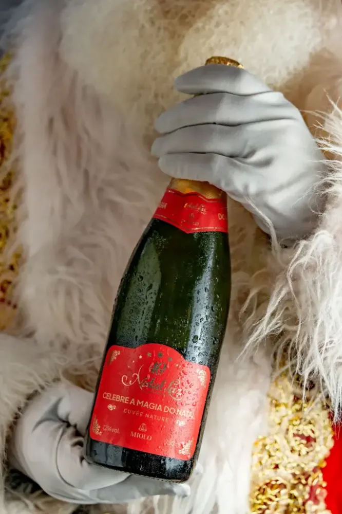 Miolo celebra 40 anos do Natal Luz de Gramado com rótulo especial do Cuvée Nature