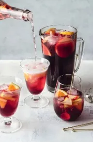 Procurando um drink refrescante e fácil de fazer? A Sangria é uma ótima opção! 