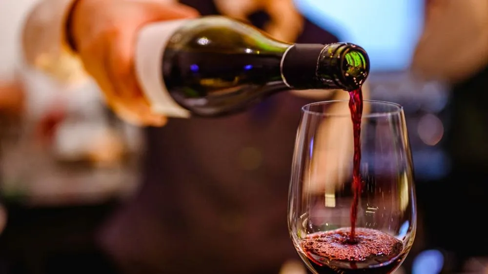 Espanha busca voluntários para beber uma taça de vinho por dia