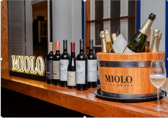 Portal Vinhos promove degustação exclusiva da Miolo na centenária Casa Briza