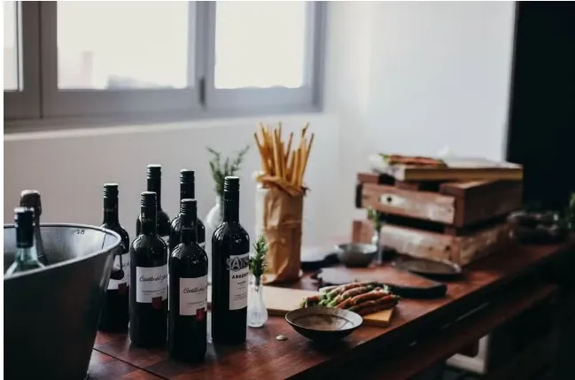 Noite de vinhos em casa: o passo a passo para harmonizar a bebida e receber bem