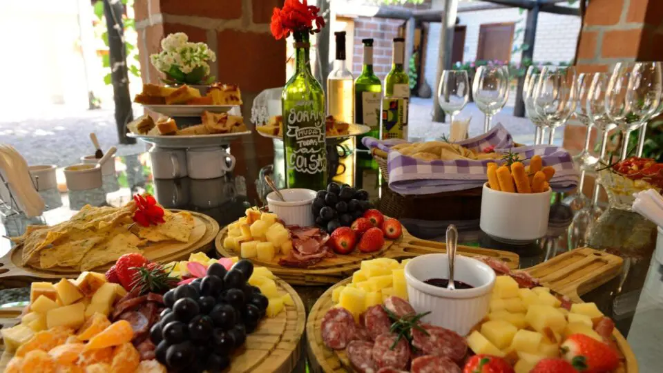Vinhos e vinhedos na primavera catarinense: entre taças, paisagens e sabores