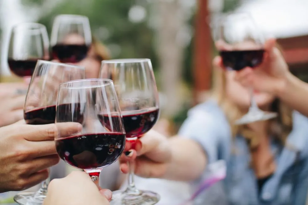3 sugestões de vinho até R$ 150 para presentear neste Natal