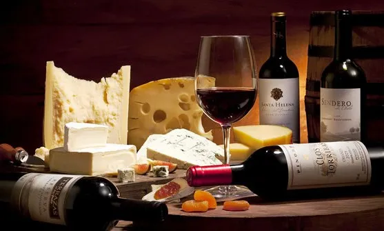 Queijos e vinhos: como harmonizar, o que servir e dicas para uma mesa bonita