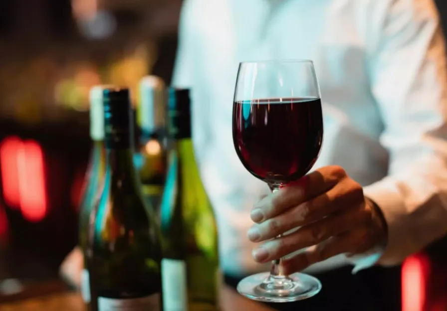 Enólogo francês rodou o mundo e fundou clube de vinho no Brasil 