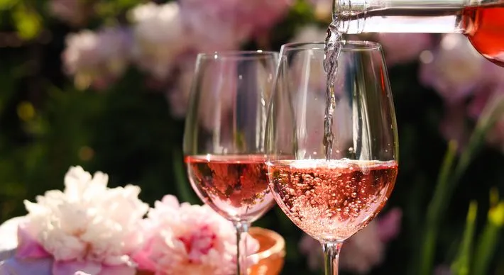 Primavera à mesa: descubra os vinhos que combinam com a estação
