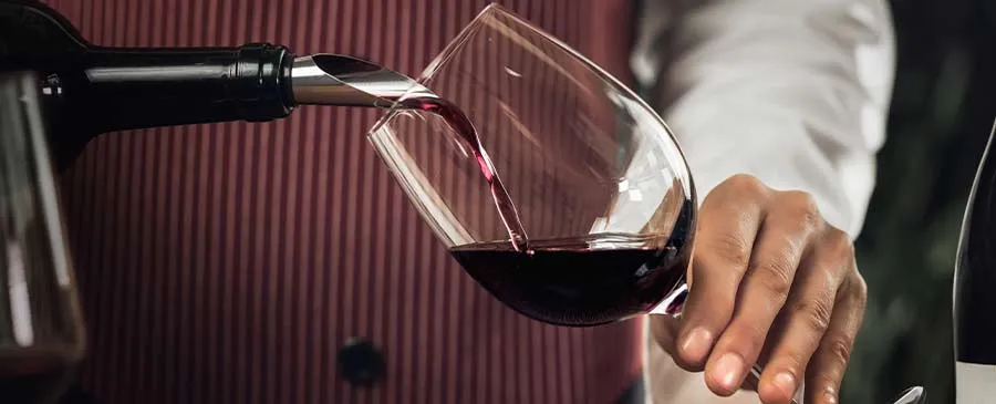 Como servir vinho: dicas de etiqueta e pratos para harmonizar
