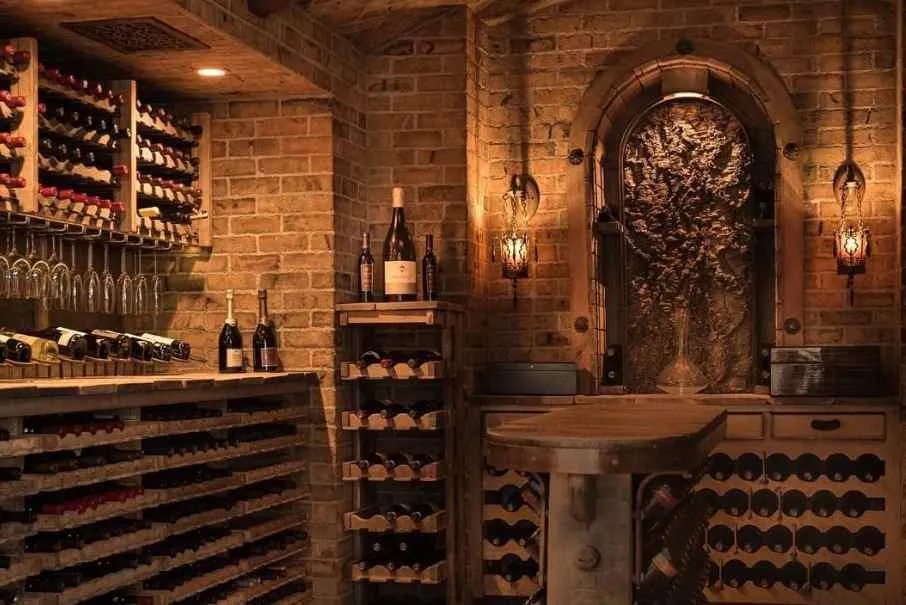 Vinho deitado ou em pé? Descubra a melhor forma de guardar cada garrafa