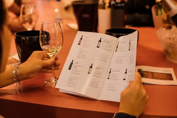 Carta de vinhos sem medo: aprenda a escolher o rótulo certo e impressione na mesa