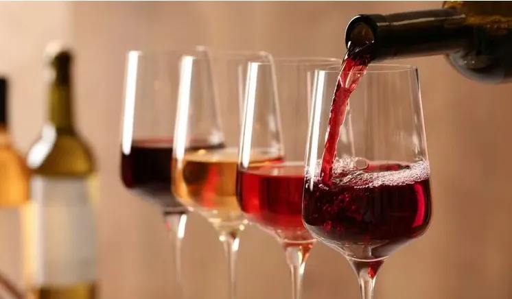 O que a cor do vinho revela sobre a bebida?