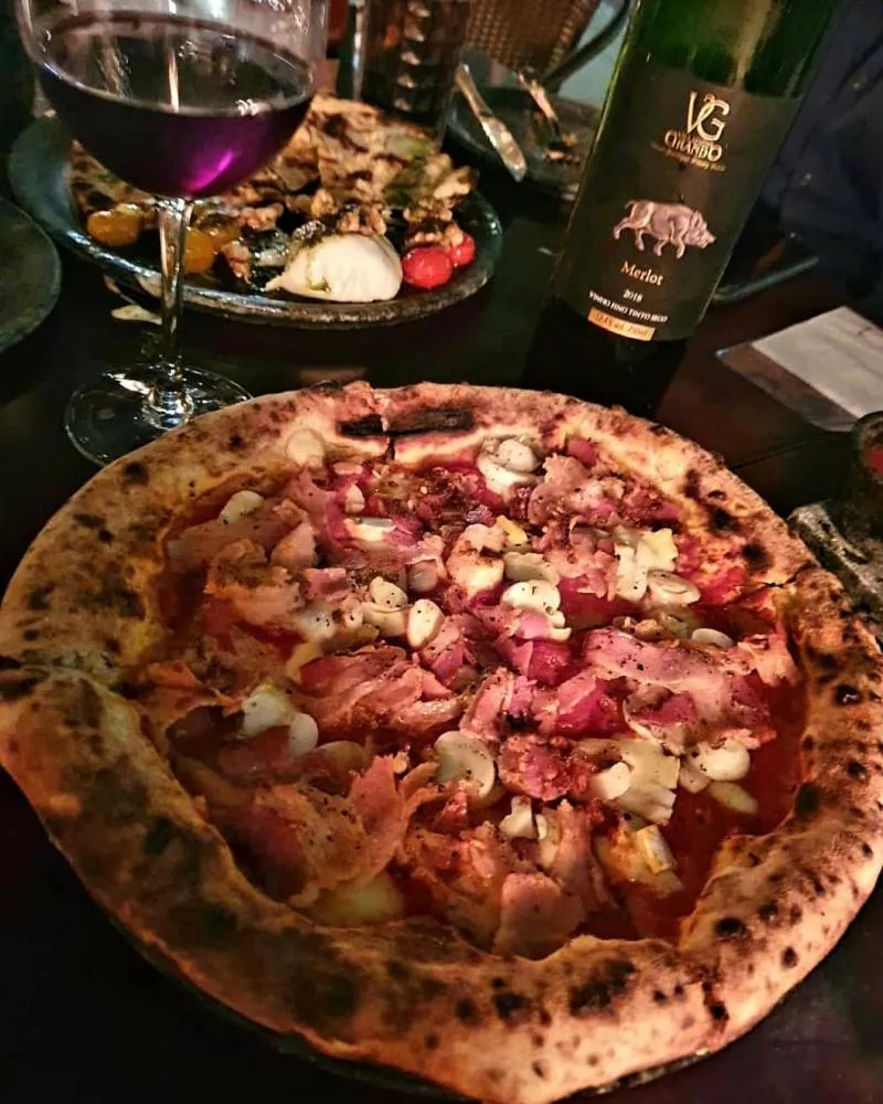 Pizza pede celebração: inspiração napolitana encontra o vinho à mesa