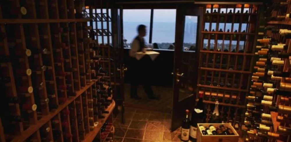 Entenda a diferença entre enólogo e sommelier