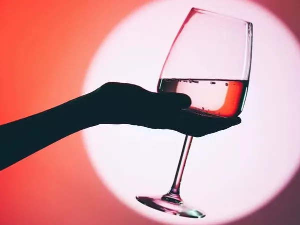 Vinho é afrodisíaco? Por que a bebida é considerada ideal para despertar tesão