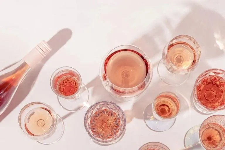 6 Dicas para Identificar uma Boa Garrafa de Vinho Rosé 