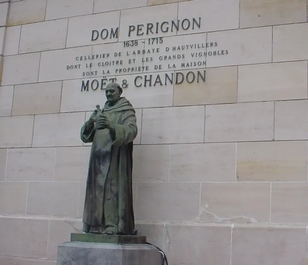 “Estou bebendo estrelas” ! O que a história do champagne tem a ver com o homem da máscara de ferro ?